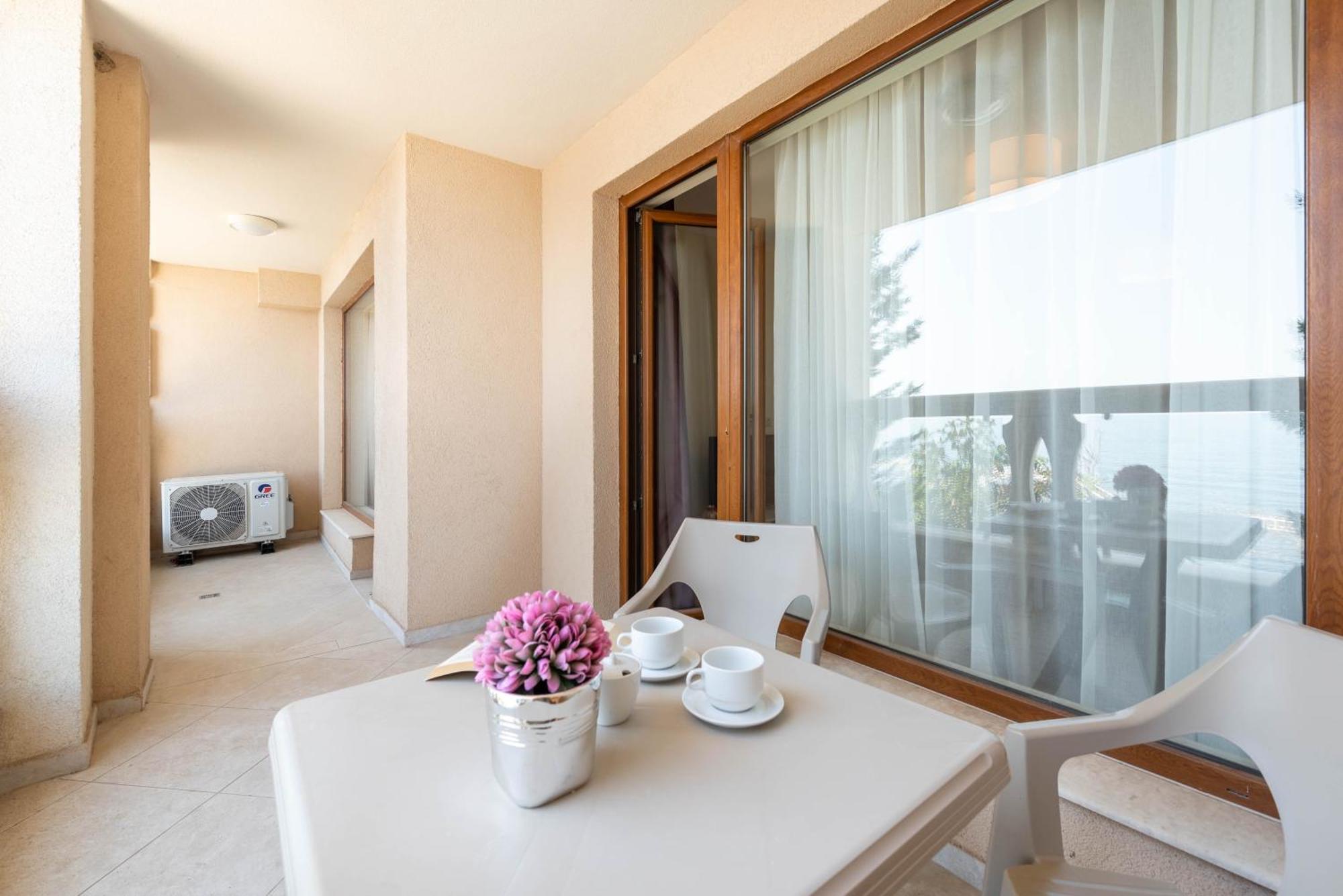 Luxurious And Panoramic Apartments At The Beach In La Mer Complex Golden Sands Exteriör bild